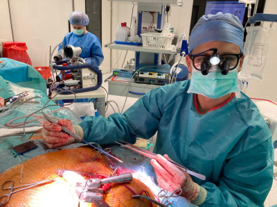 Dr Wojciech Karolak w trakcie operacji przeszczepu płuc u 50-latki